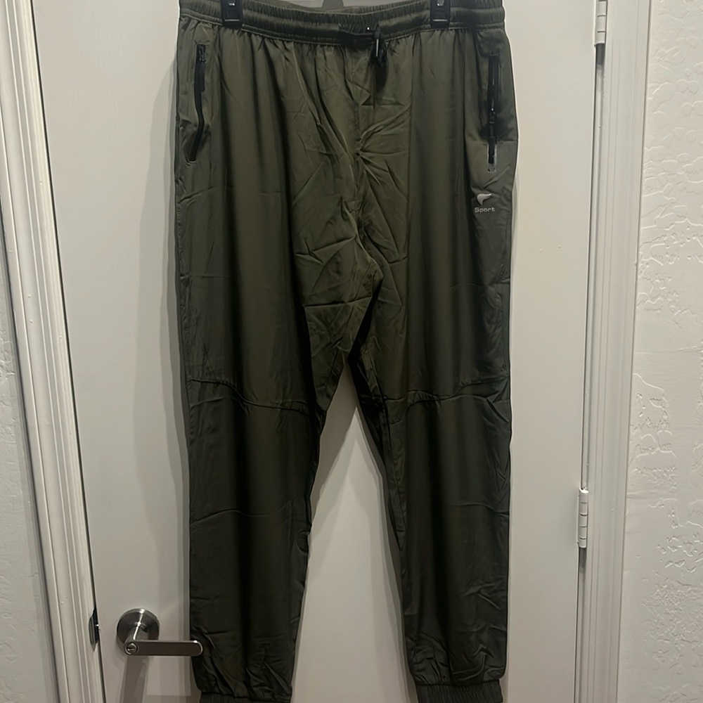 NWT Mens quick drying joggers 2 zipper pockets. XXL